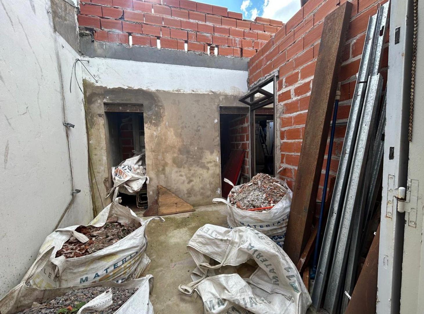 Foto de VENTA CASA CON PISCINA Y OBRA A TERMINAR BALLESTER, imagen 3