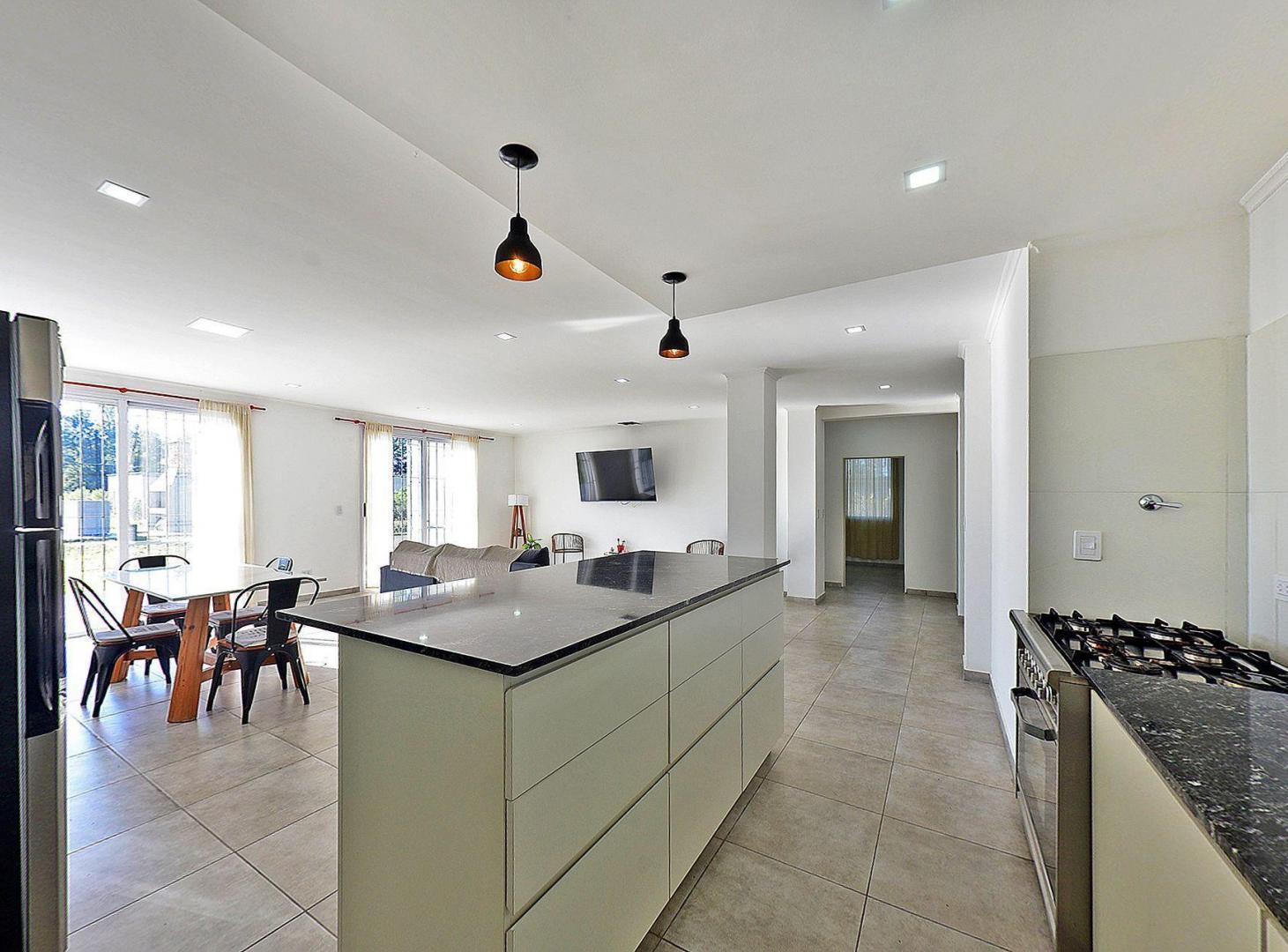 Foto de VENTA CASA NUEVA 4 AMB LUJAN HOSTERIA LOTE 1000 M, imagen 1