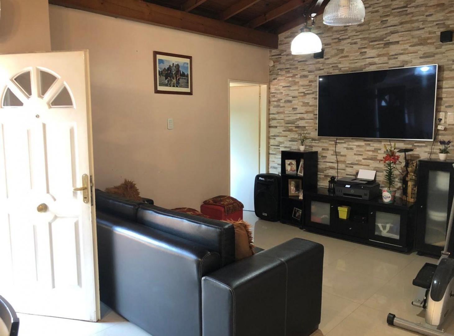 Foto de VENTA DE CASA 4 AMB CON PILETA EN ITUZAINGO NORTE, imagen 2