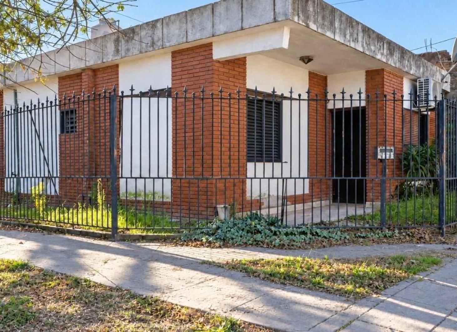 Foto de VENTA DE CASA 3 AMB. CON PARQUE EN ITUZAINGO, imagen 2