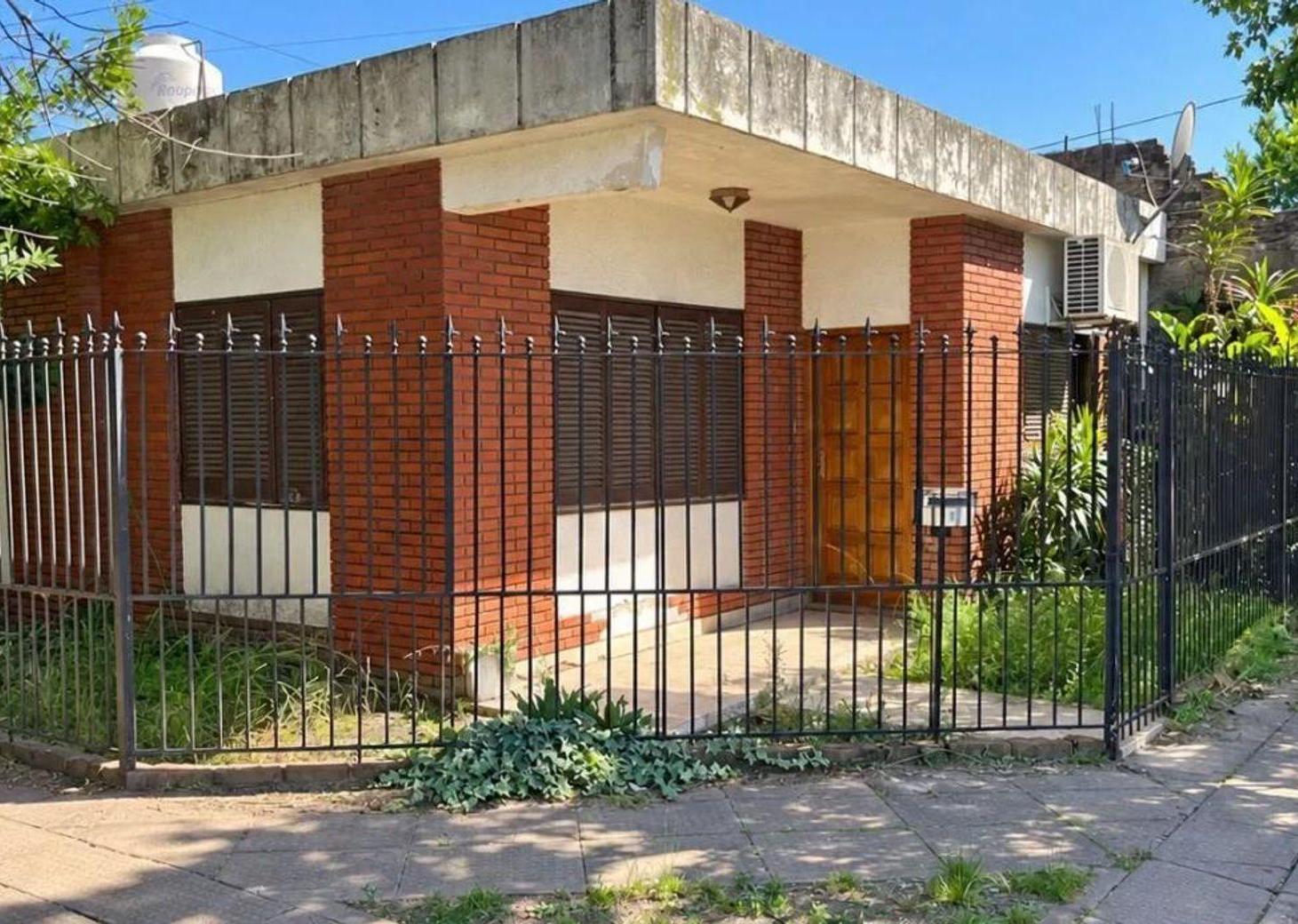Foto de VENTA DE CASA 3 AMB. CON PARQUE EN ITUZAINGO, imagen 1