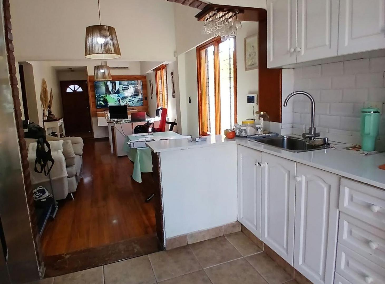 Foto de VENTA CASA 3 AMBIENTES HAEDO CON PATIO Y COCHERA, imagen 3