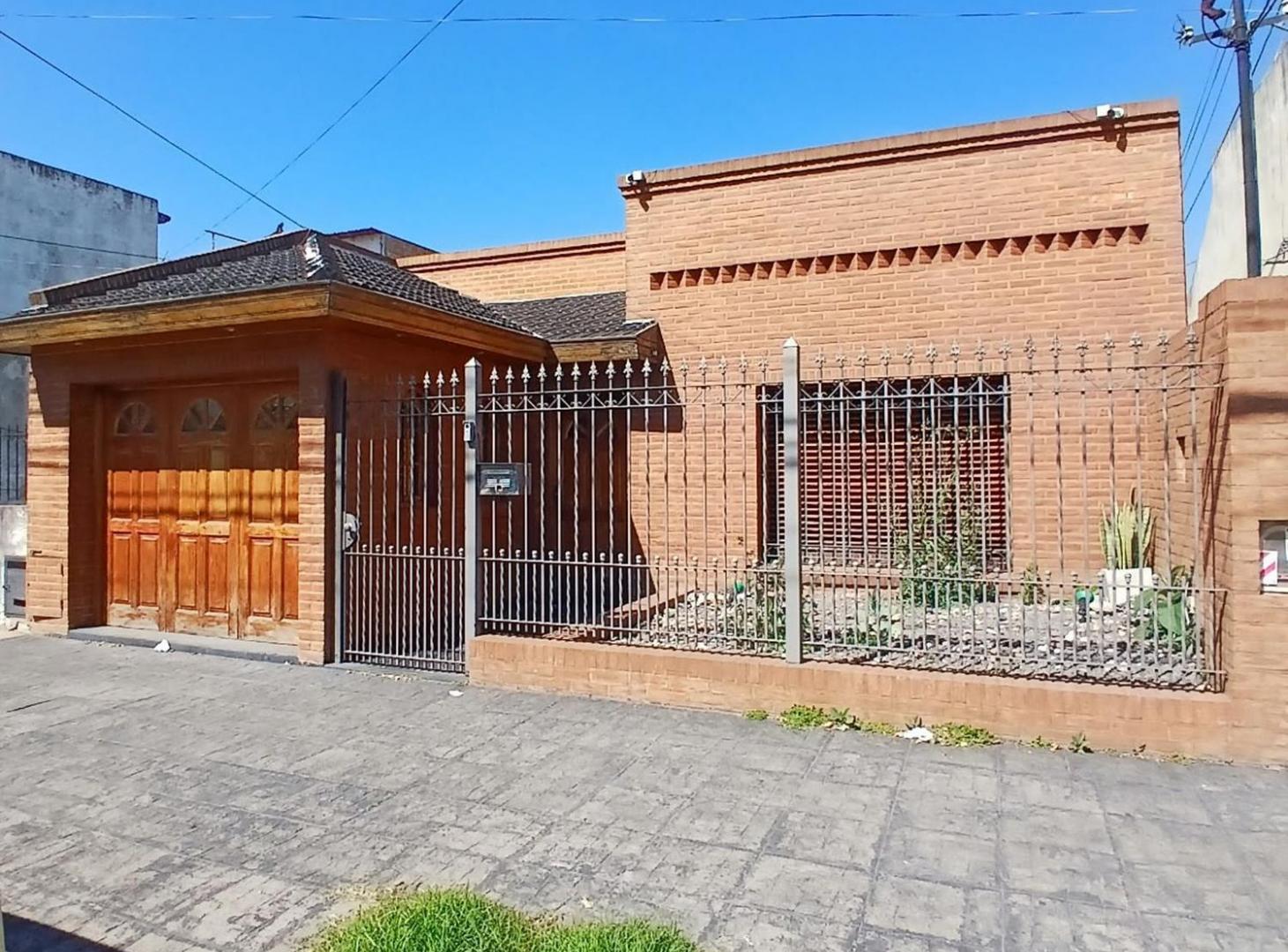 Foto de VENTA CASA 3 AMBIENTES HAEDO CON PATIO Y COCHERA, imagen 1
