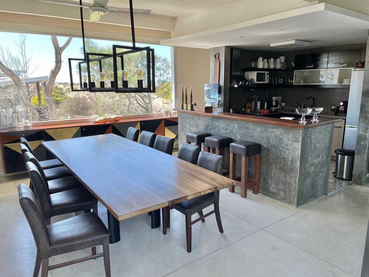 Moderna Casa en Venta y Alquiler en Cariló con Vista Al Mar. 3