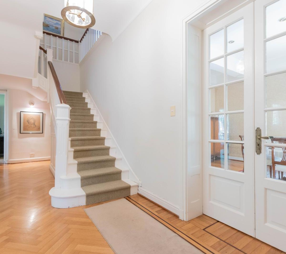 Imponente Casa de Estilo Sobre un Excepcional Terreno de 1.106 m², en Olivos 2