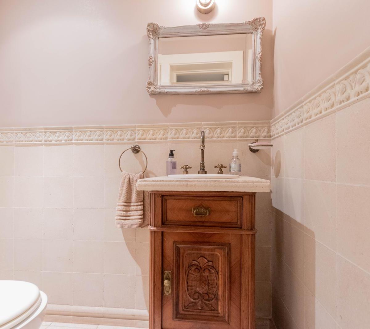 Imponente Casa de Estilo Sobre un Excepcional Terreno de 1.106 m², en Olivos 4