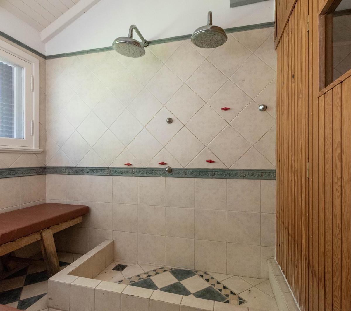 Imponente Casa de Estilo Sobre un Excepcional Terreno de 1.106 m², en Olivos 4