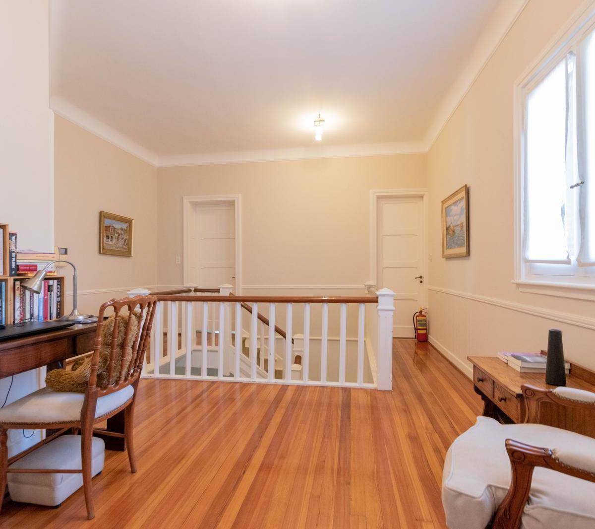 Imponente Casa de Estilo Sobre un Excepcional Terreno de 1.106 m², en Olivos 3