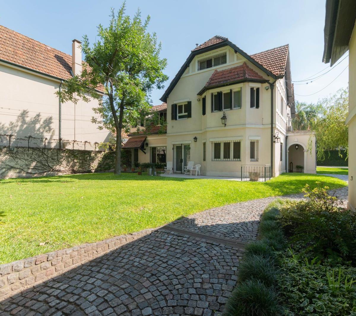 Imponente Casa de Estilo Sobre un Excepcional Terreno de 1.106 m², en Olivos 3