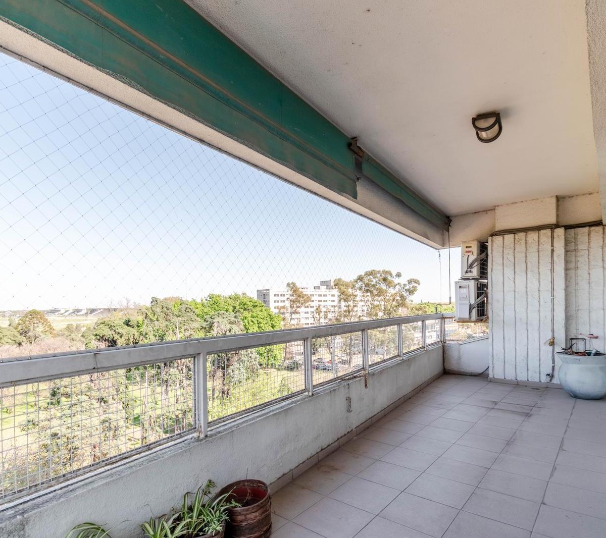 Imponente Piso con Vista Al Hipodromo, Dos Cocheras y Baulera en Acassuso. 5
