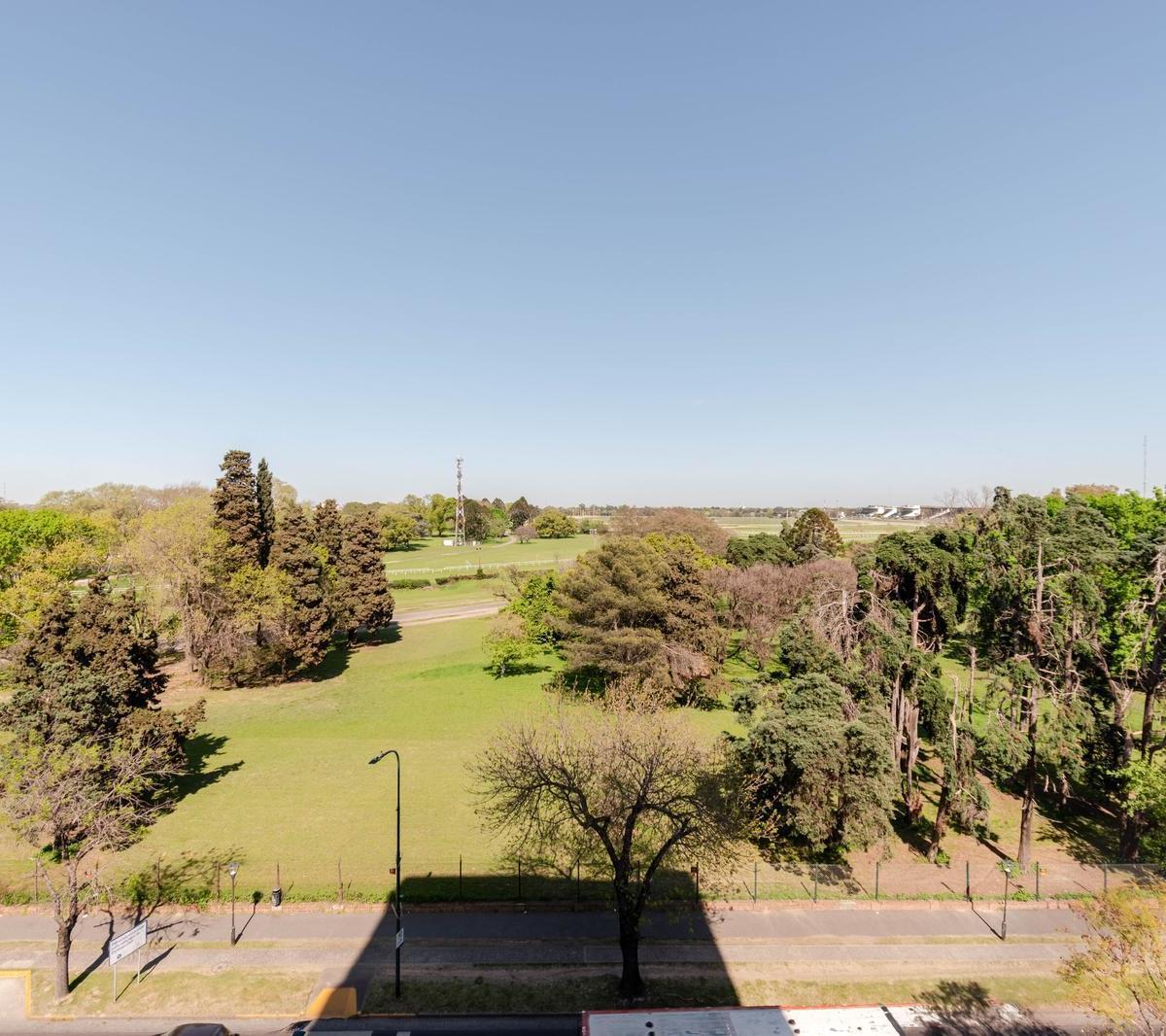 Imponente Piso con Vista Al Hipodromo, Dos Cocheras y Baulera en Acassuso. 3