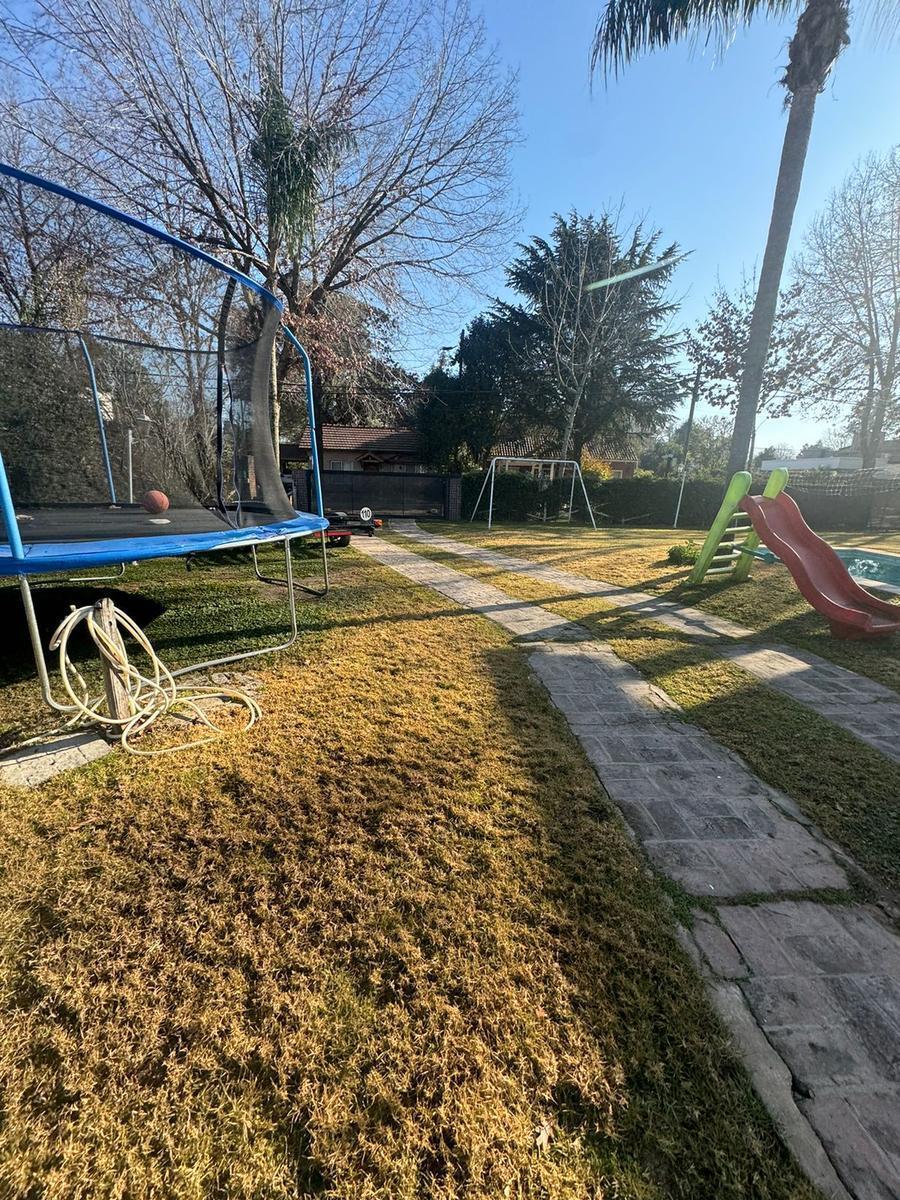 Divina casa en venta en el "Casco Country Club", Zárate.
