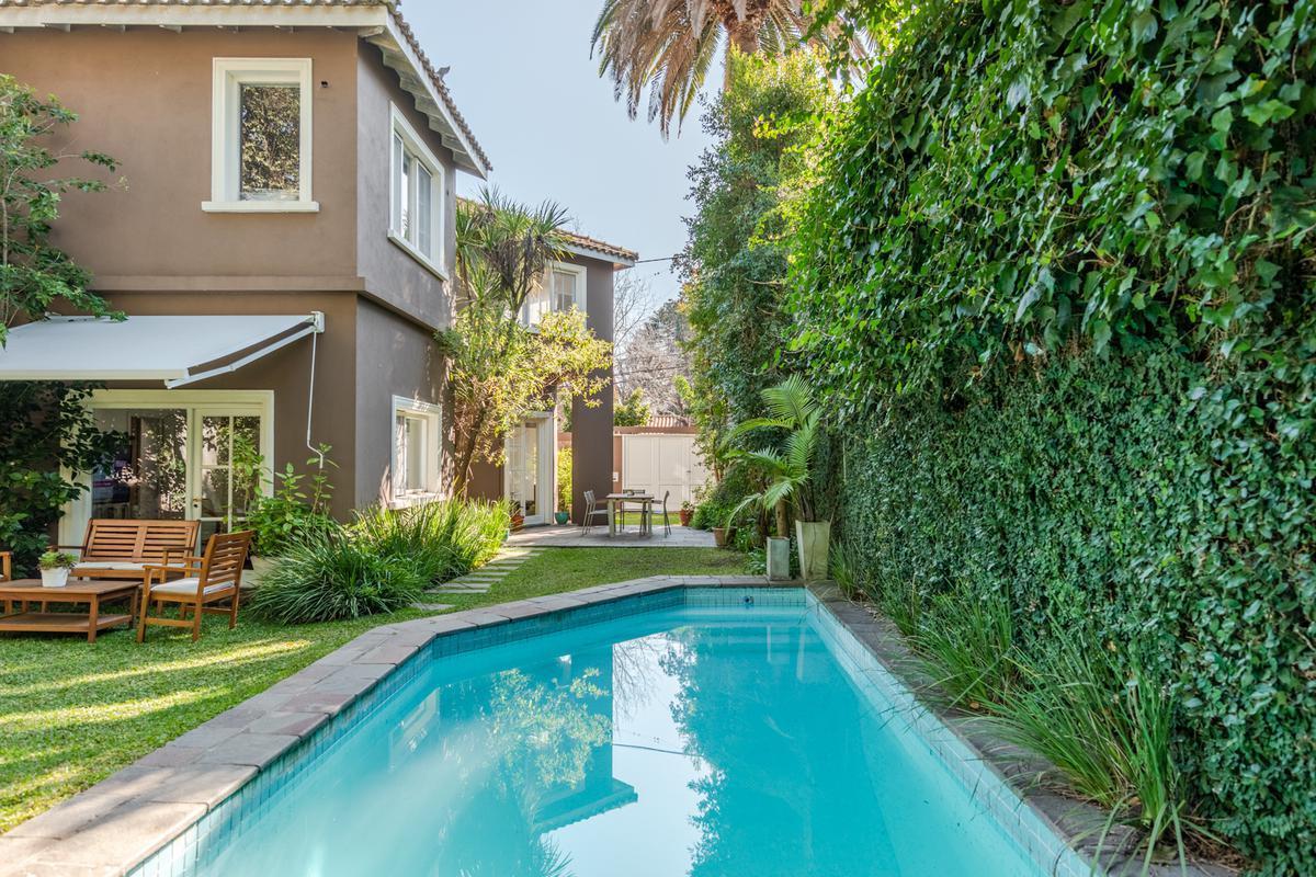 Casa en venta con jardín y piscina para vivir de la mejor manera en Punta Chica.