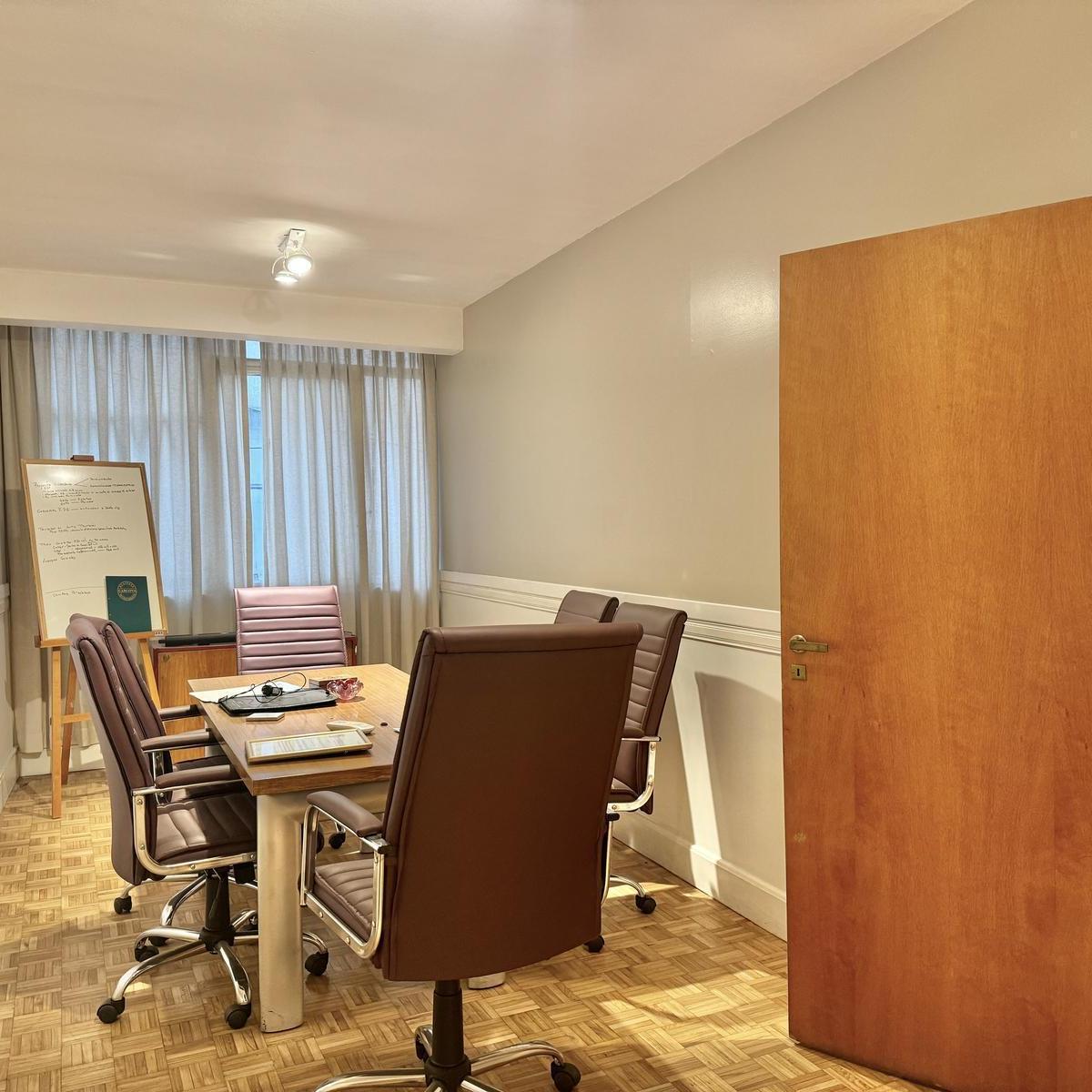 IMPECABLE OFICINA DE 5 AMBIENTES SOBRE LA CALLE FLORIDA, EDIFICIO BOSTON.