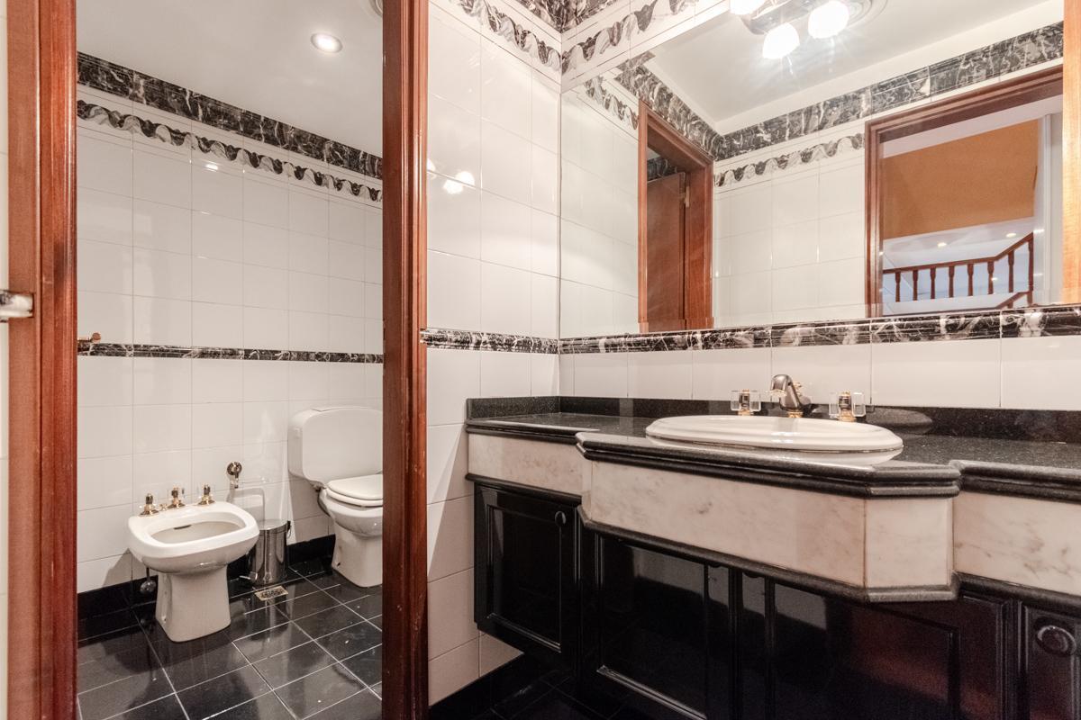 Imponente Casa con Gran Parque en La Lucila, Zona con Los Mejores Colegios. 1