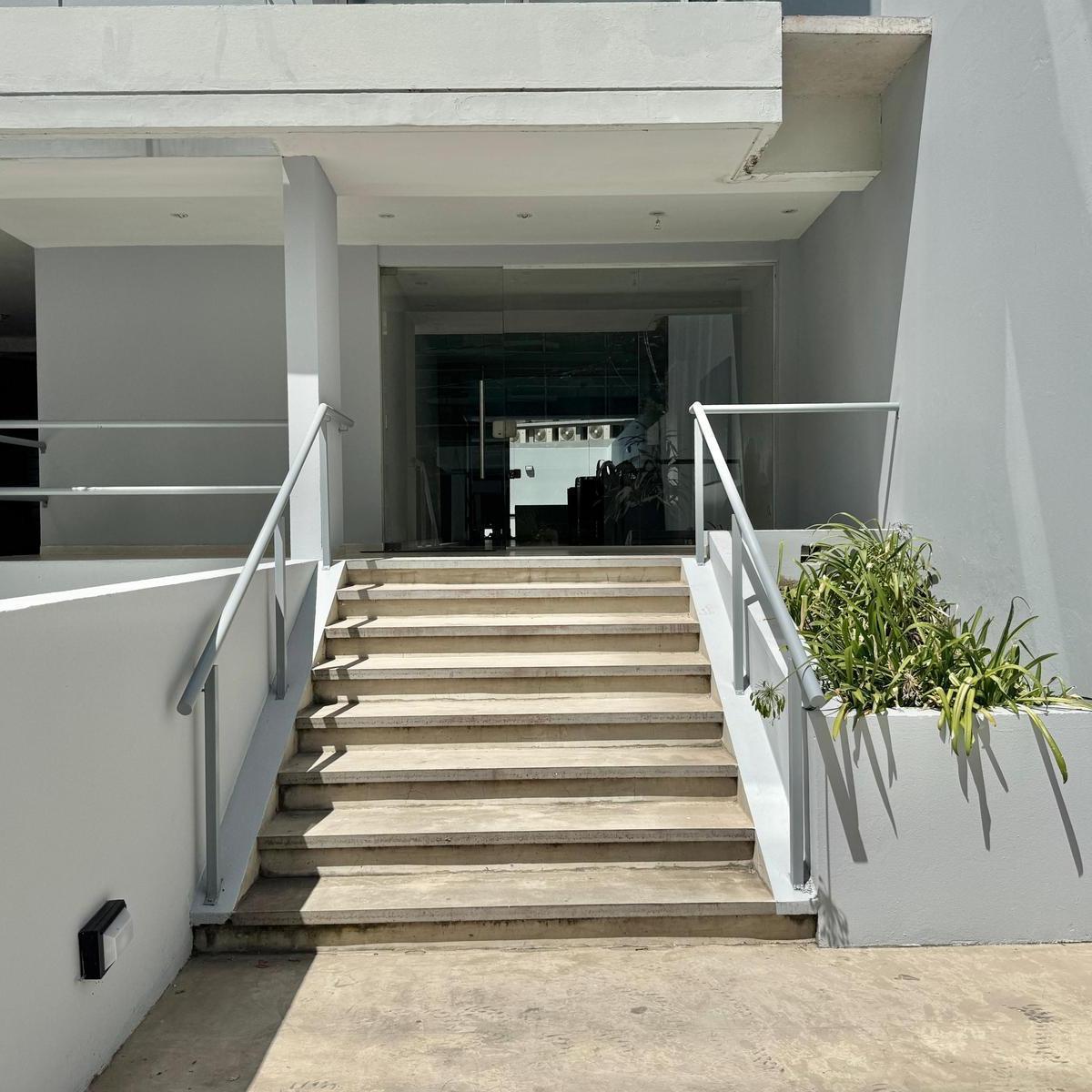 Maravilloso departamento en dúplex con cochera, terraza y piscina propia en venta, en Vicente López.