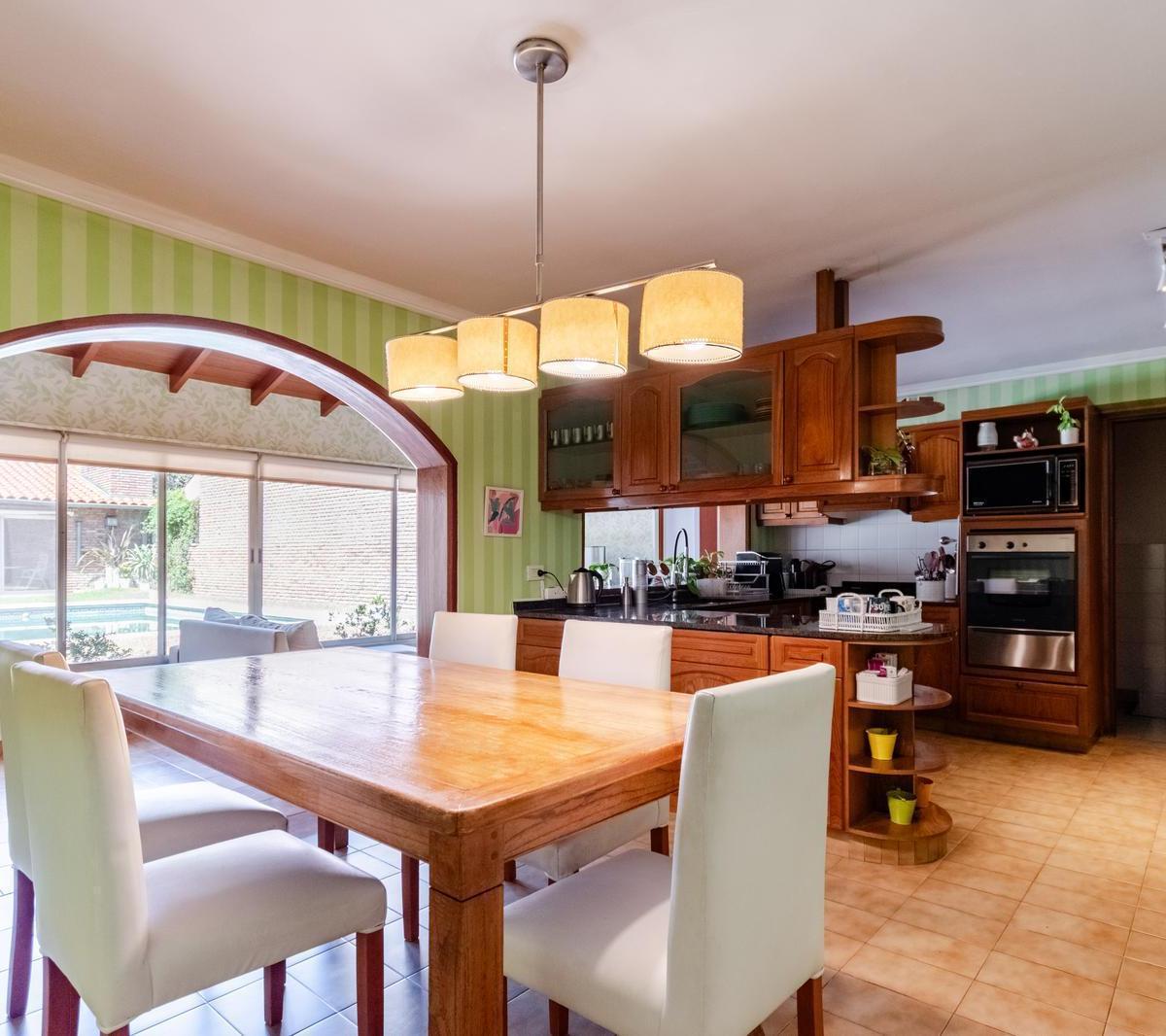 Impecable casa con todas las comodidades, gran jardín y quincho en venta en Martínez, San Isidro.