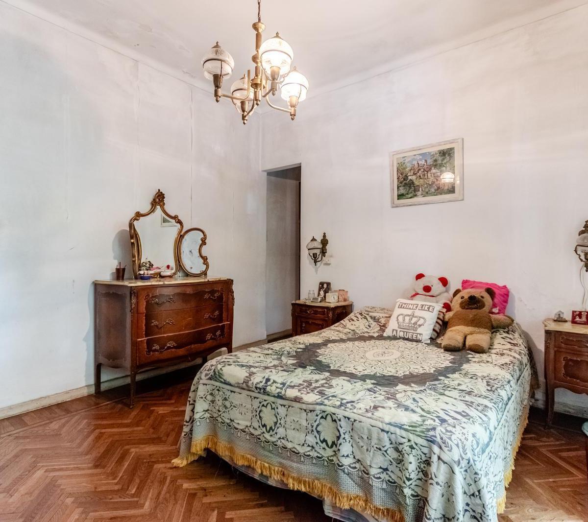 Muy Buena Casa Para Actualizar con Jardin en Vicente Lopez. 5