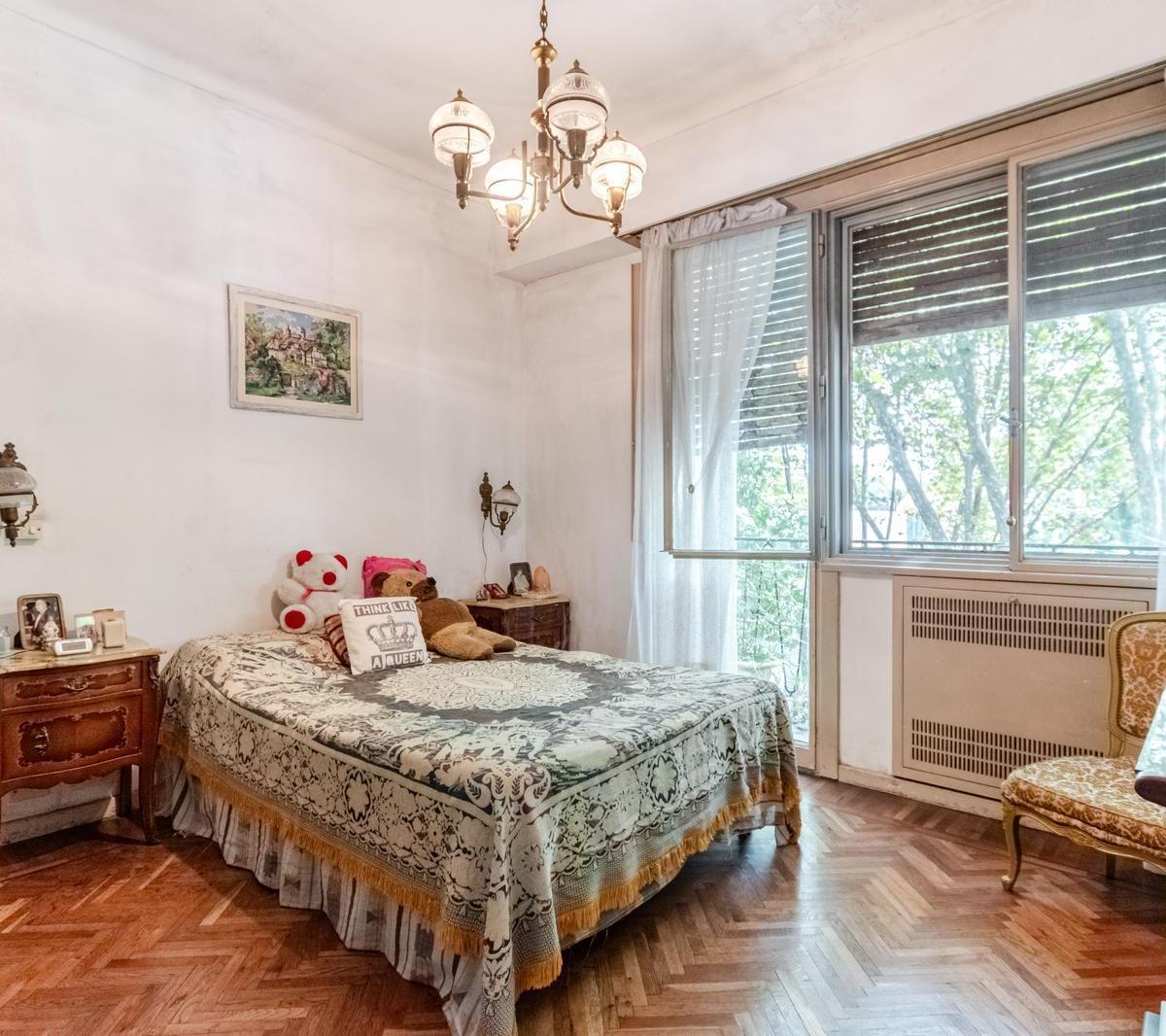 Muy Buena Casa Para Actualizar con Jardin en Vicente Lopez. 4