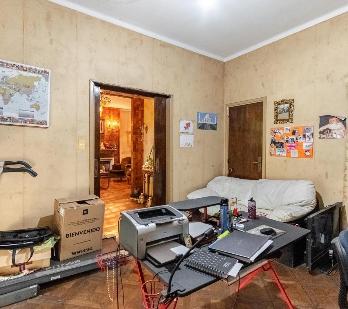 Muy Buena Casa Para Actualizar con Jardin en Vicente Lopez. 1