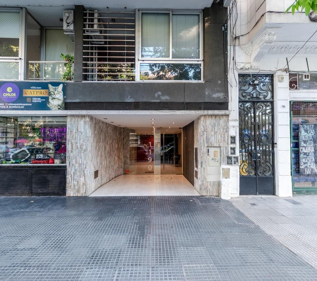 Luminoso monoambiente en venta, piso alto, apto profesional, ubicado en Caballito, cerca de todo.