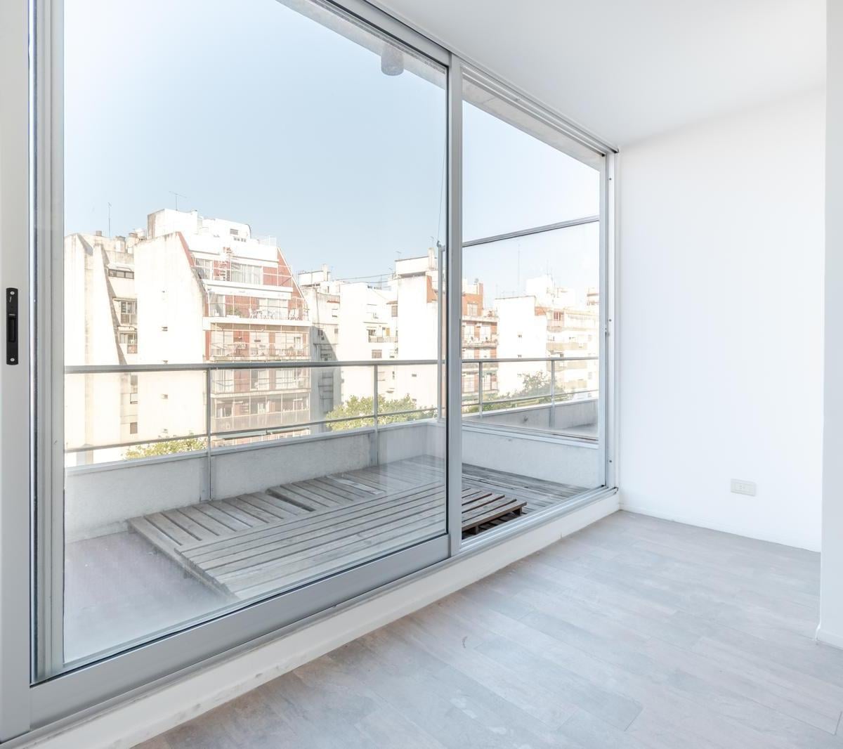 Luminosa oficina en venta, semi piso alto, en Caballito, cerca de todo.
