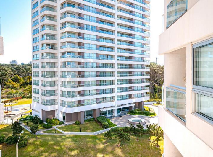 ESPECTACULAR DEPARTAMENTO DE 3 AMBIENTES A METROS DE LA BRAVA Y VISTA AL MAR.