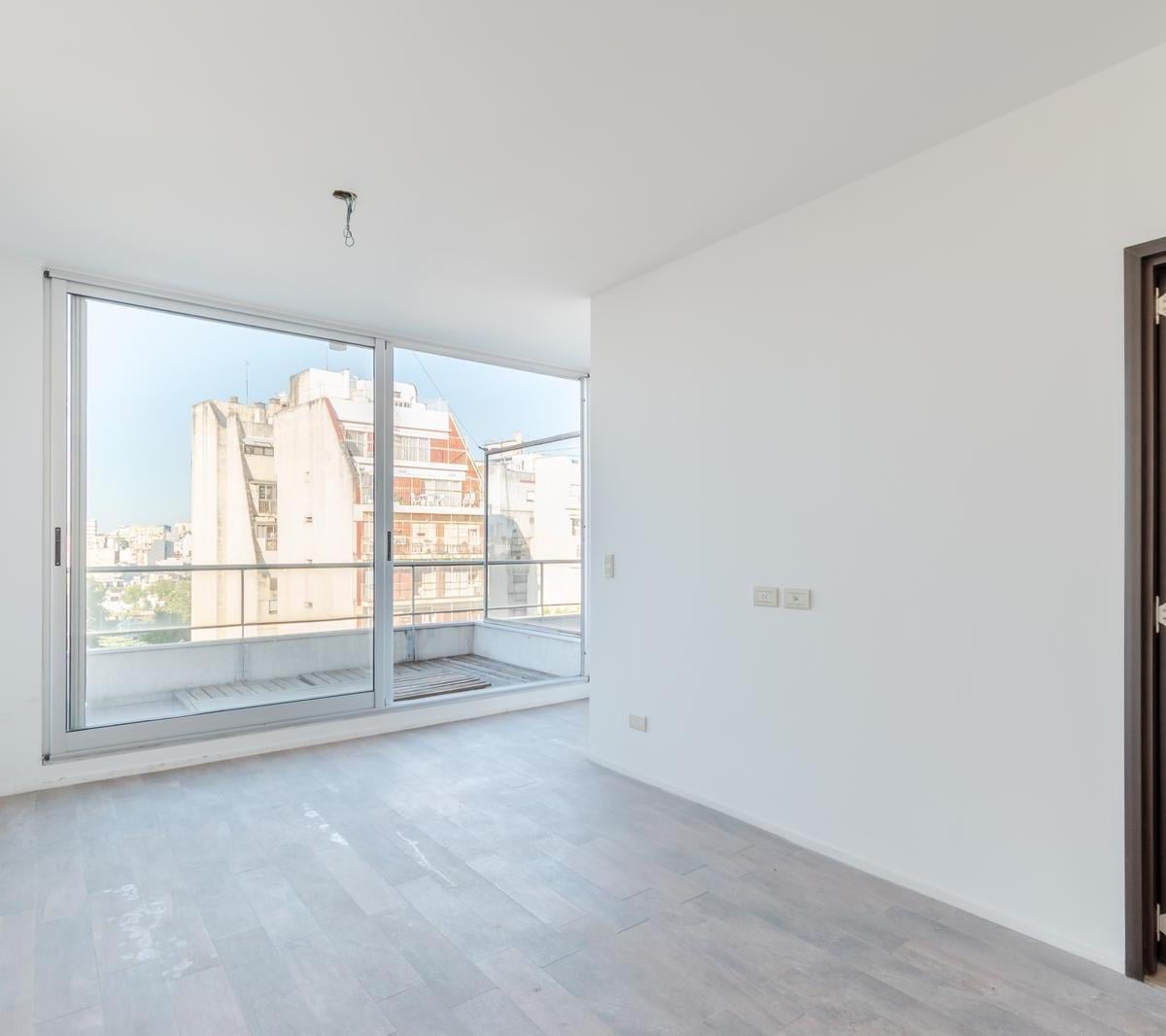 Foto de LUMINOSA OFICINA DE DOS AMBIENTES SEMI PISO ALTO, EN CABALLITO, CERCA, imagen 5