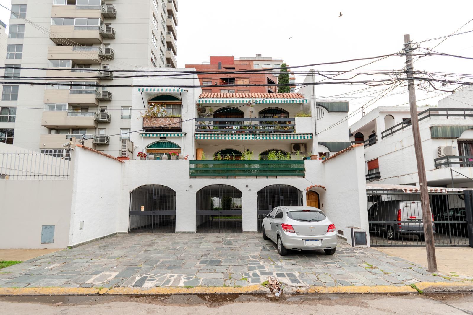 Departamento en venta con cochera y bajas expensas en La Lucila, a pasos de Libertador.