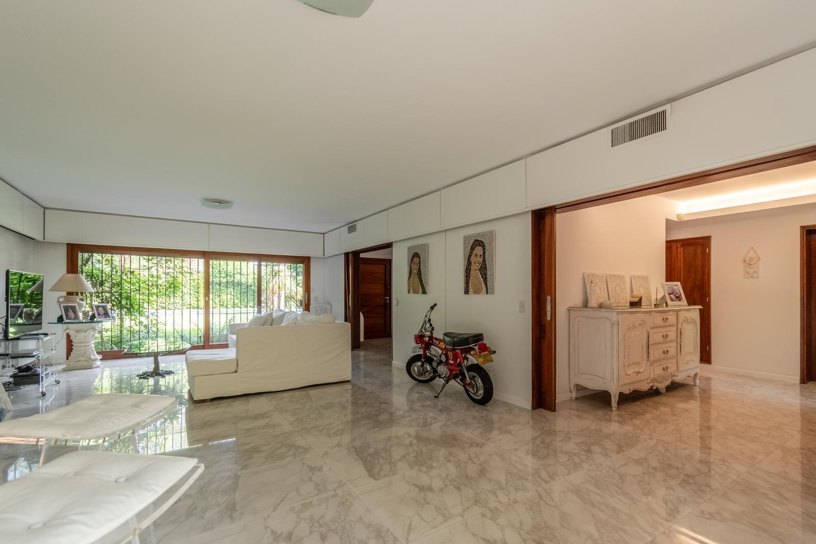 Foto de Sensacional casa en venta ubicada en Martínez con un estupendo jardín y, imagen 2