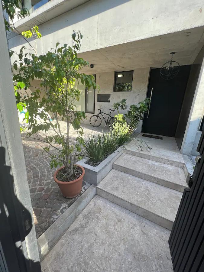 Moderna y luminosa casa con piscina en alquiler temporario en el mejor sector de Martínez.