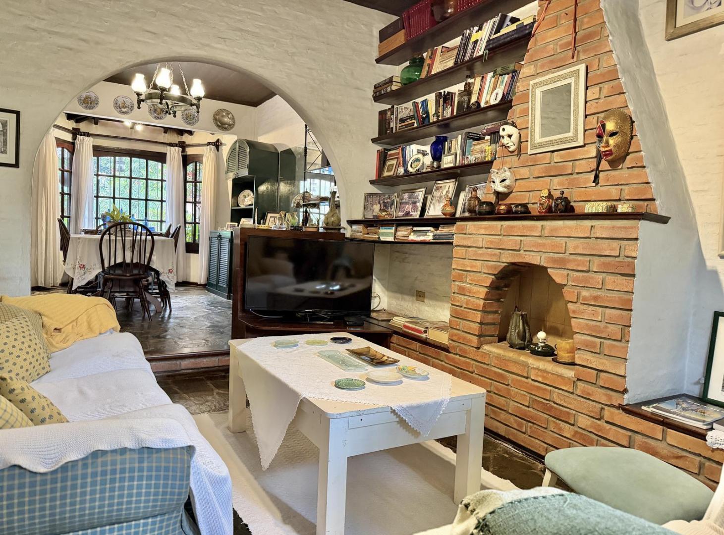 Foto de Excelente casa en venta con jardín y cochera en Las Lomas de San Isidro., imagen 2