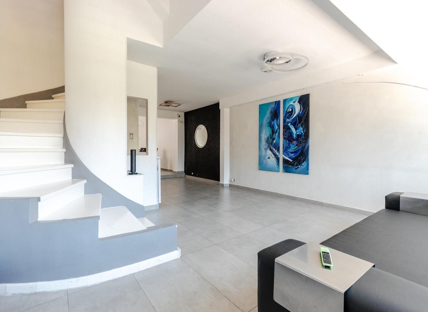 Foto de Espectacular casa hecha a nuevo en venta con cochera en La Lucila, imagen 1