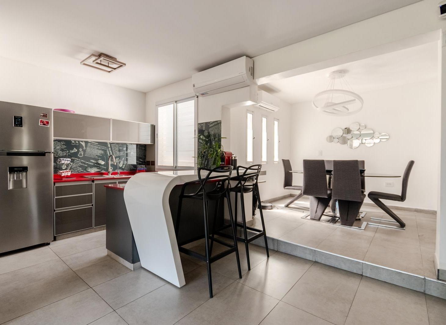 Foto de Espectacular casa hecha a nuevo en venta con cochera en La Lucila, imagen 5