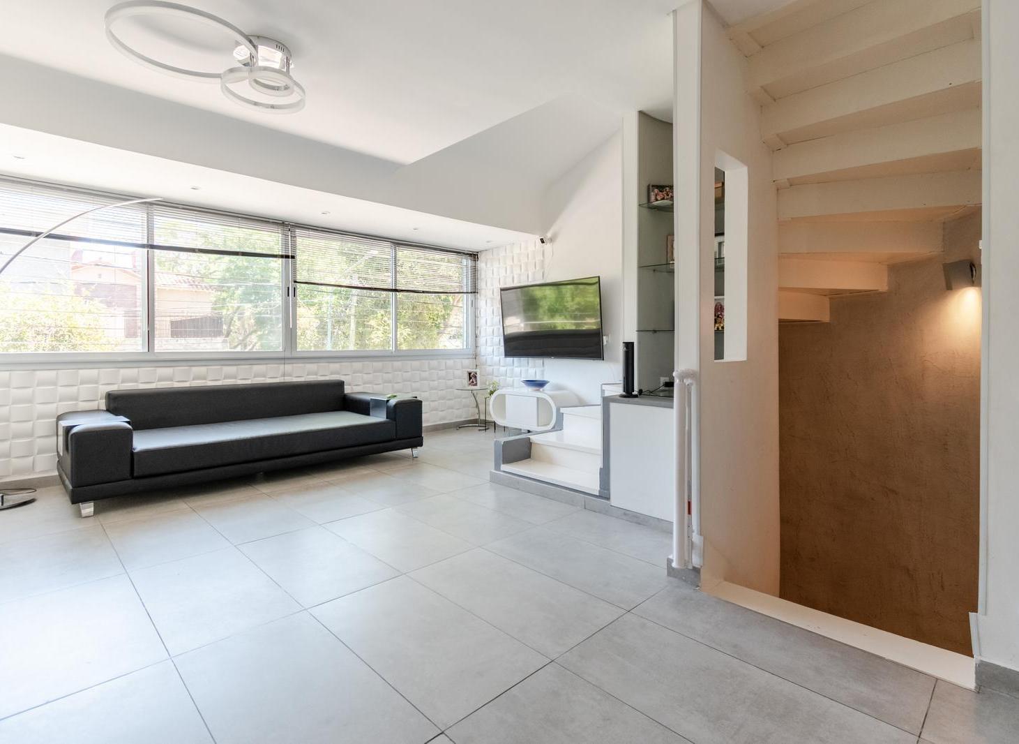 Foto de Espectacular casa hecha a nuevo en venta con cochera en La Lucila, imagen 2