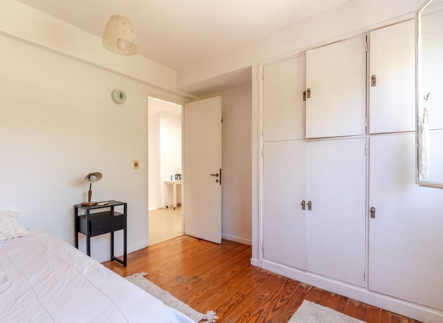 Sensacional casa racionalista en alquiler hecha a nuevo con jardín y piscina en Vicente López.
