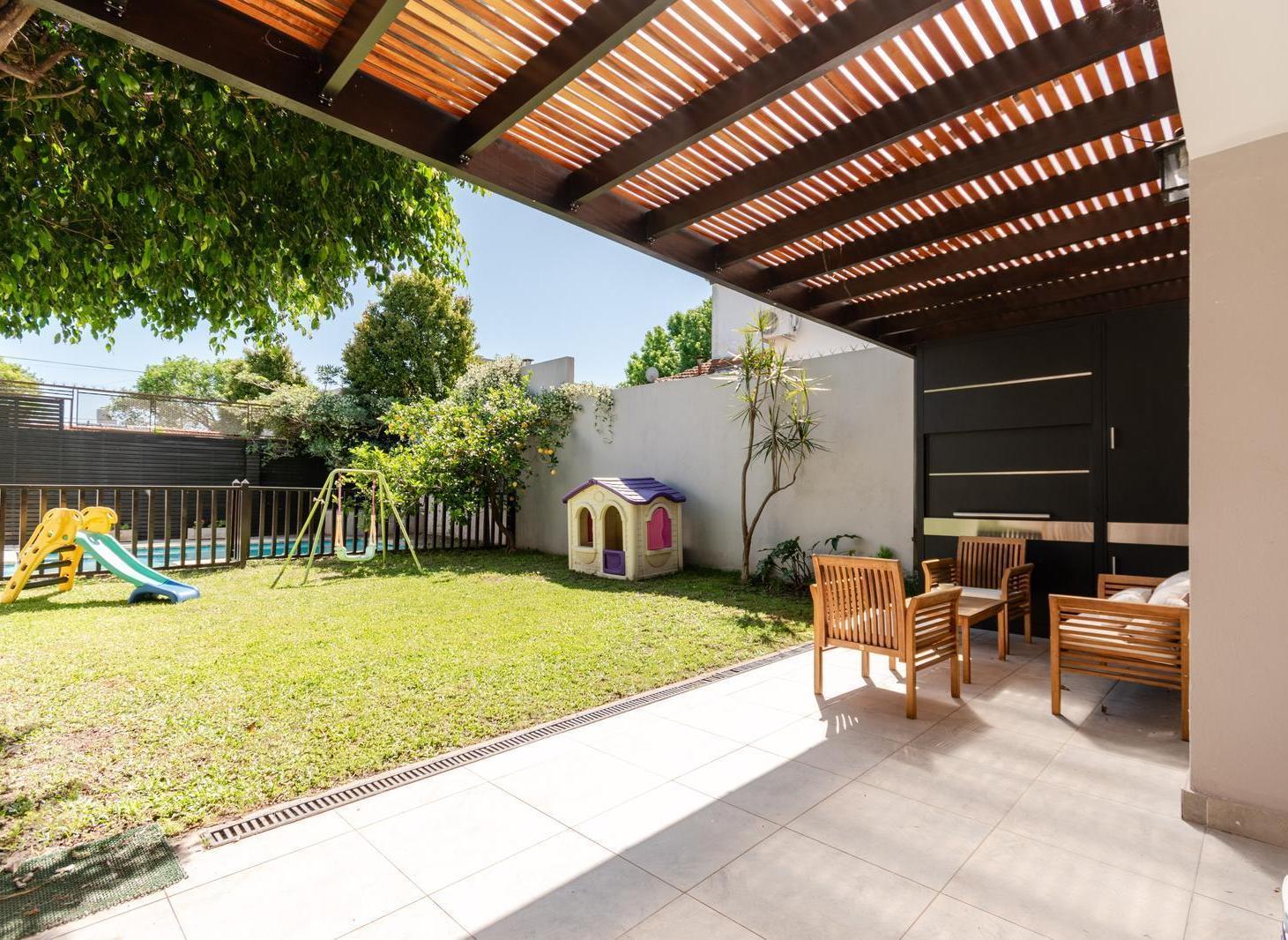 Impecable casa en venta con todas las comodidades, jardín y piscina en Martínez, San Isidro.