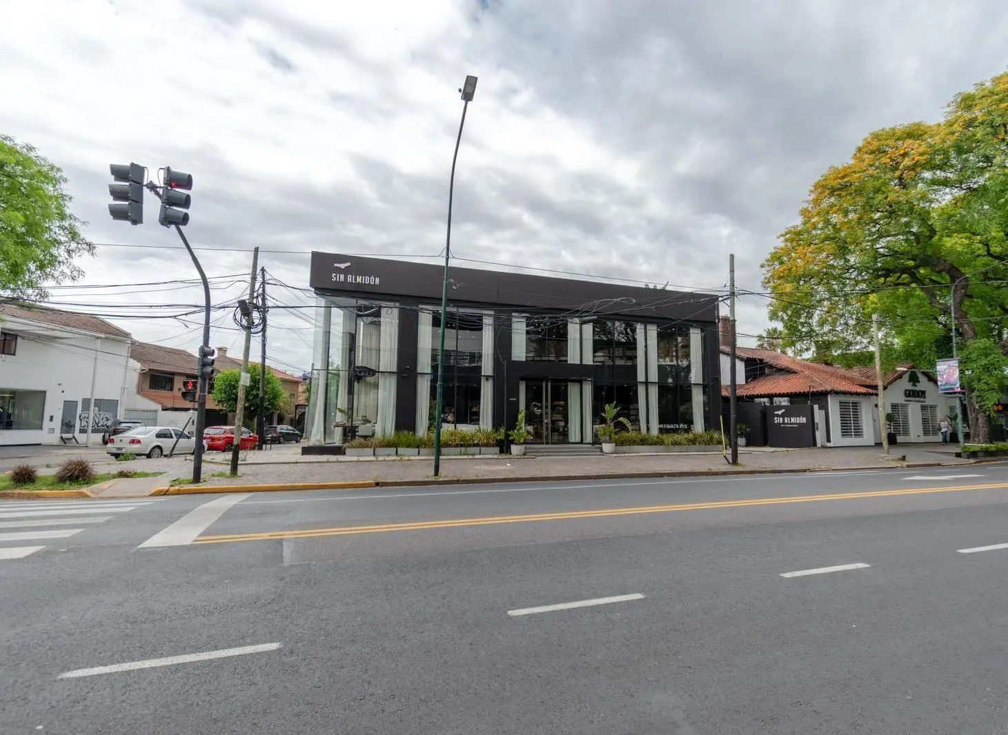 Sensacional local con cinco cocheras en alquiler ubicado sobre Av. Libertador en Acassuso. 2