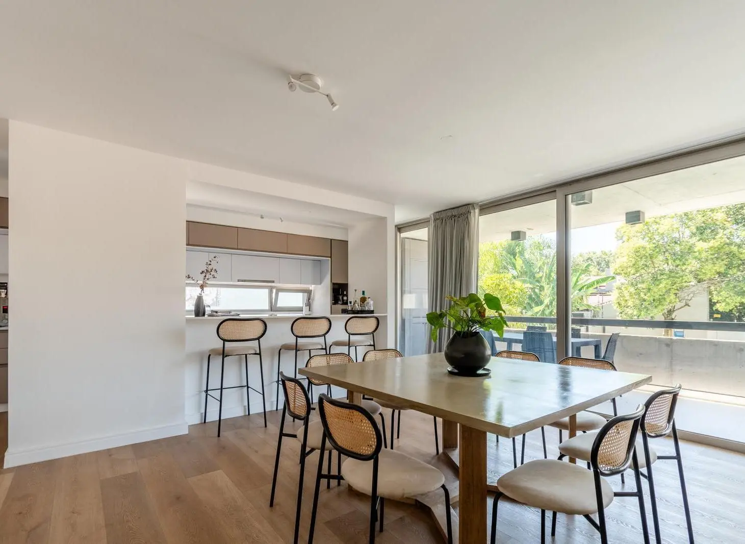 Increíble departamento en venta con tres suites y cochera opcional, sobre Av. Libertador, Acassuso. 3