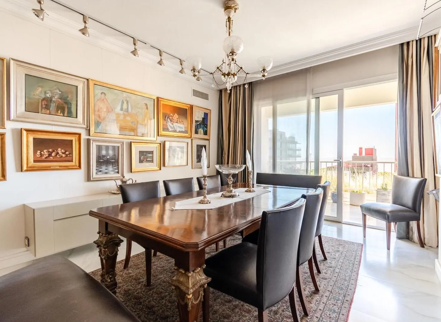 Departamento en venta con vista al río, dos cocheras y baulera doble en el Edificio Lanusse. 3