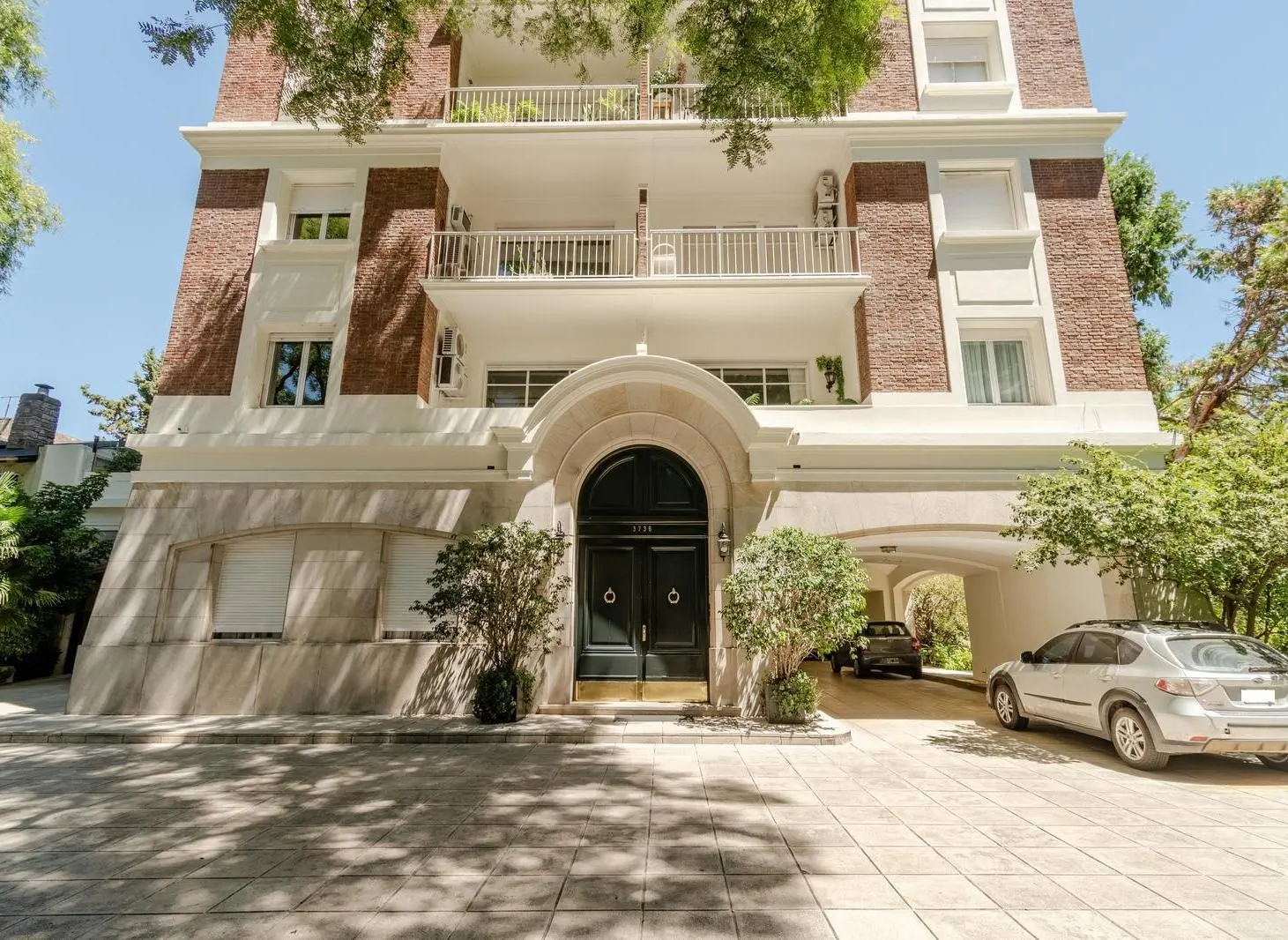Departamento en venta con vista al río, dos cocheras y baulera doble en el Edificio Lanusse. 4