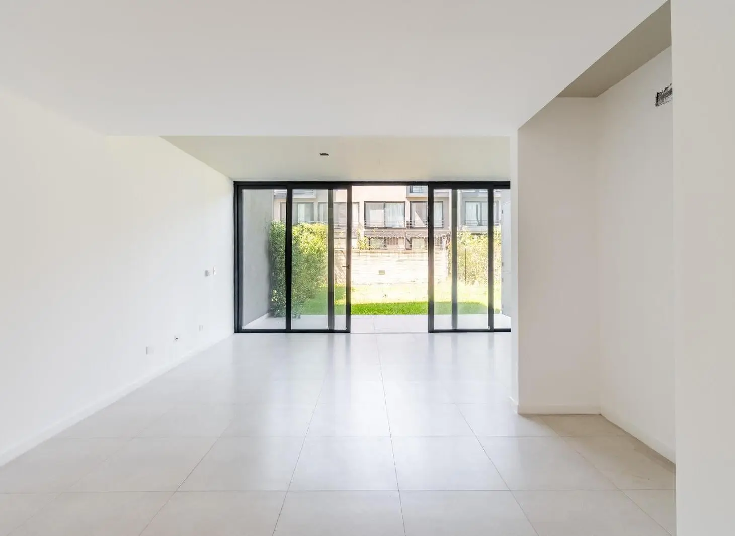 Imperdible departamento en dúplex con jardín propio en venta en Nuevo Beccar Central. 1