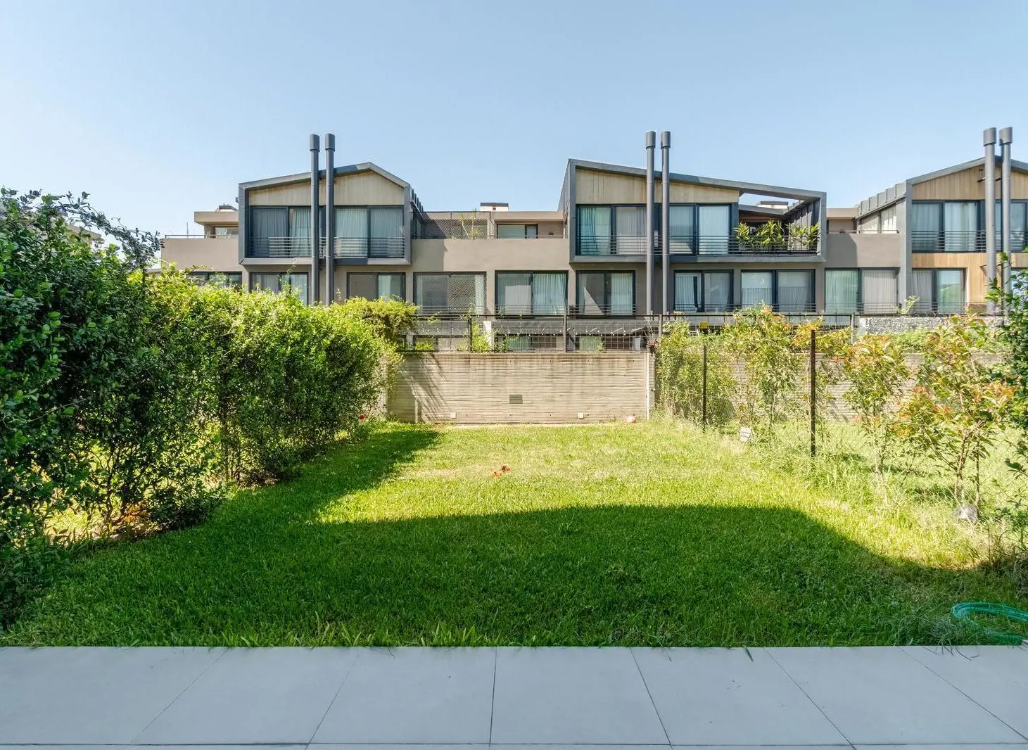 Imperdible departamento en dúplex con jardín propio en venta en Nuevo Beccar Central. 2