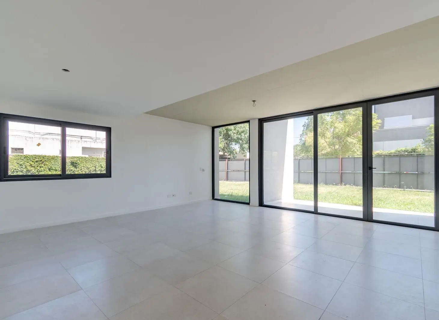 Imperdible departamento en dúplex con jardín propio en venta en Nuevo Beccar Central. 2