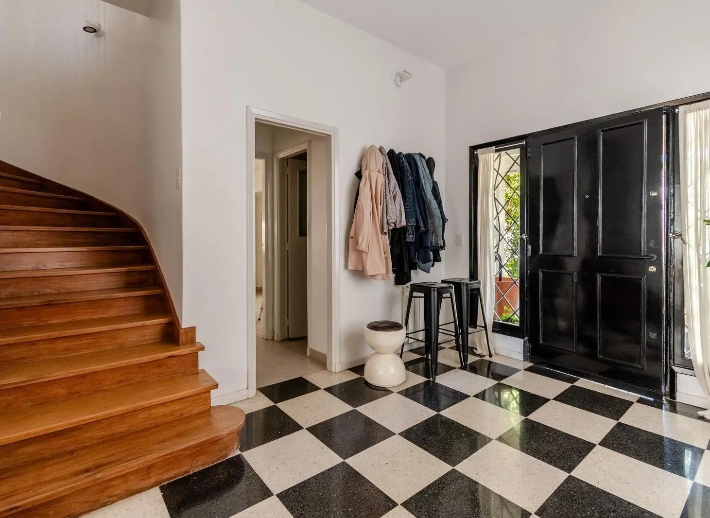 Maravillosa casa en venta con 1018M2 de lote sobre la barranca de Vicente López en cul de sac. 2