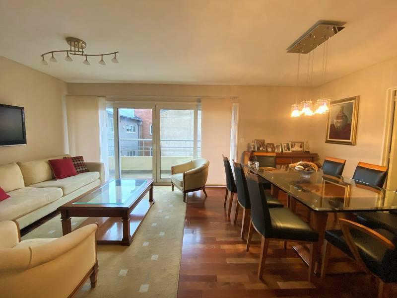 Impecable y moderno departamento de 3 ambientes con cochera en alquiler amoblado en Martínez.