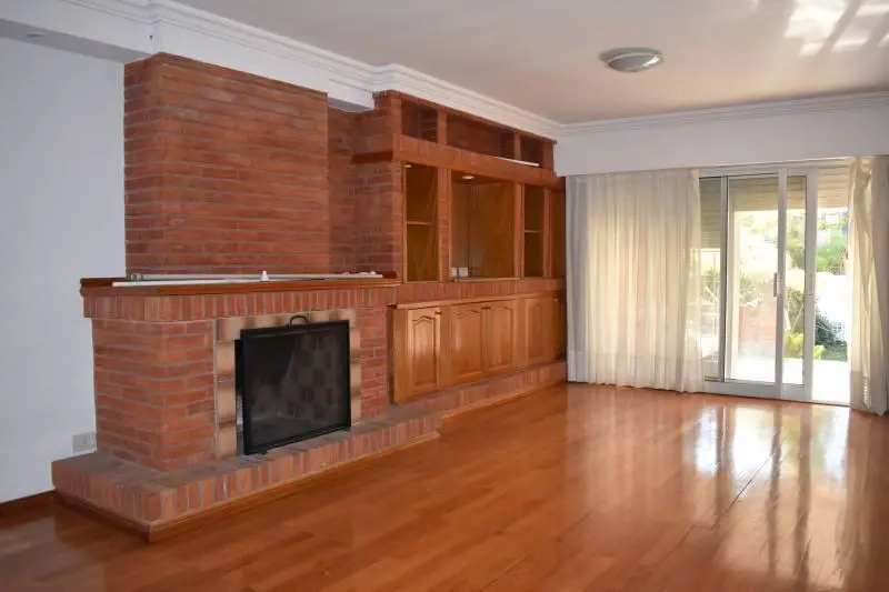 Impecable y moderna casa en alquiler en Acassuso, con cochera para 3 autos. 2