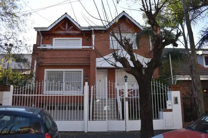 Impecable y moderna casa en alquiler en Acassuso, con cochera para 3 autos. 3
