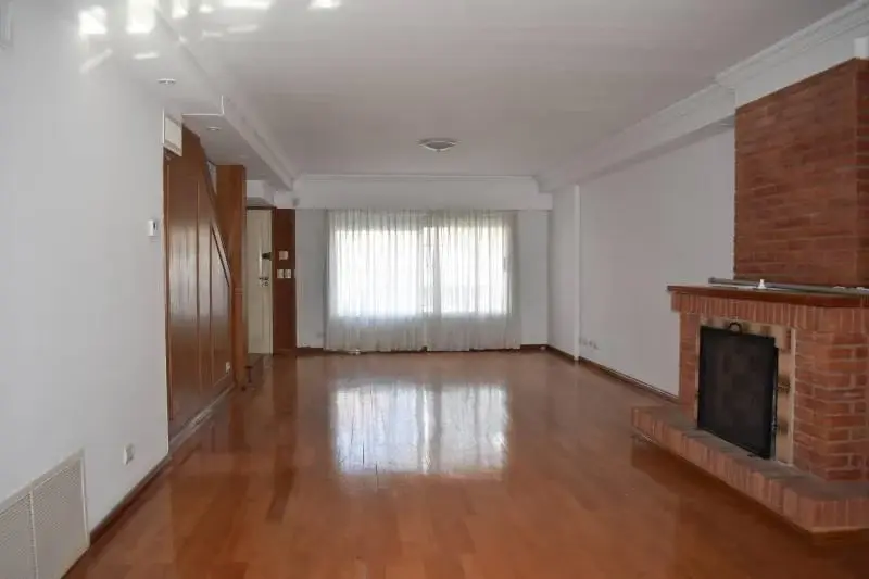 Impecable y moderna casa en alquiler en Acassuso, con cochera para 3 autos. 4