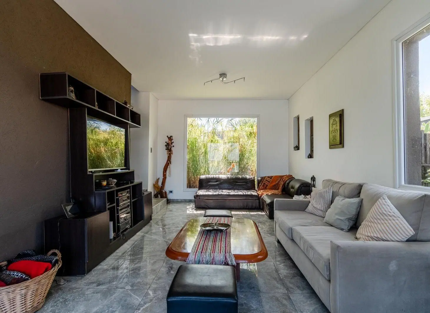 Luminosa casa en venta y alquiler en El Cantón – B° Puerto con salida a la laguna. 2